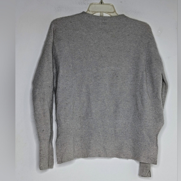 Margaret O’Leary cashmere boxy waffle sweater in silver - Picture 2 of 3